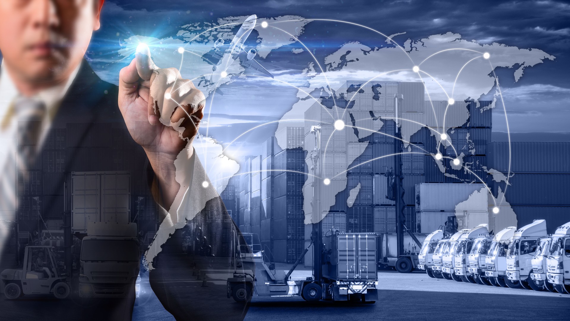 Homme d’affaires est touche sur l’interface à écran tactile en navire de fret logistique industrielle conteneur Cargo avant